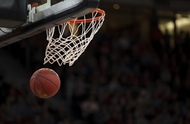NBA季后赛湖人队与勇士队的精彩对决